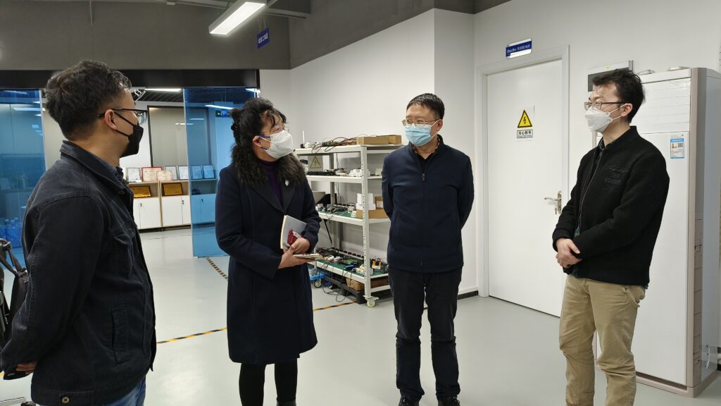 趙絨理事長(左二)在RunDo預(yù)工程實(shí)驗(yàn)室參觀,潤電科技董事長周冠宇(右二)進(jìn)行解答
